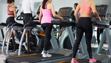 People exercising in a busy gym
