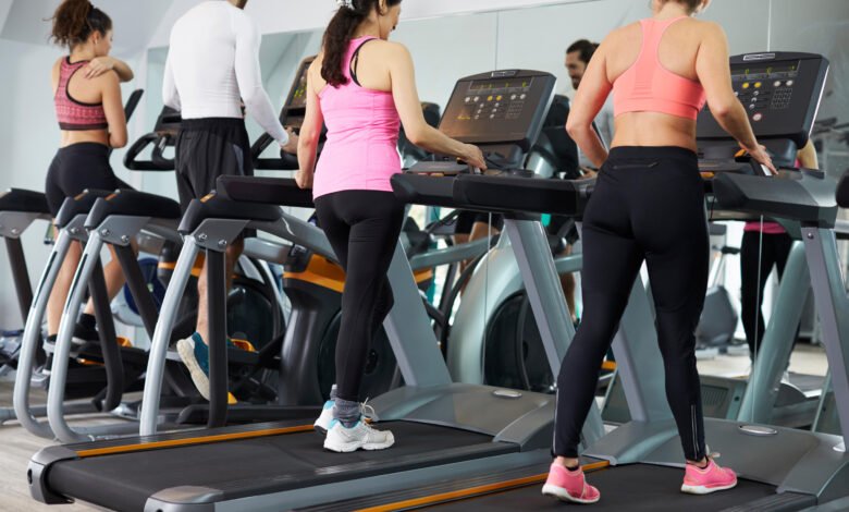 People exercising in a busy gym